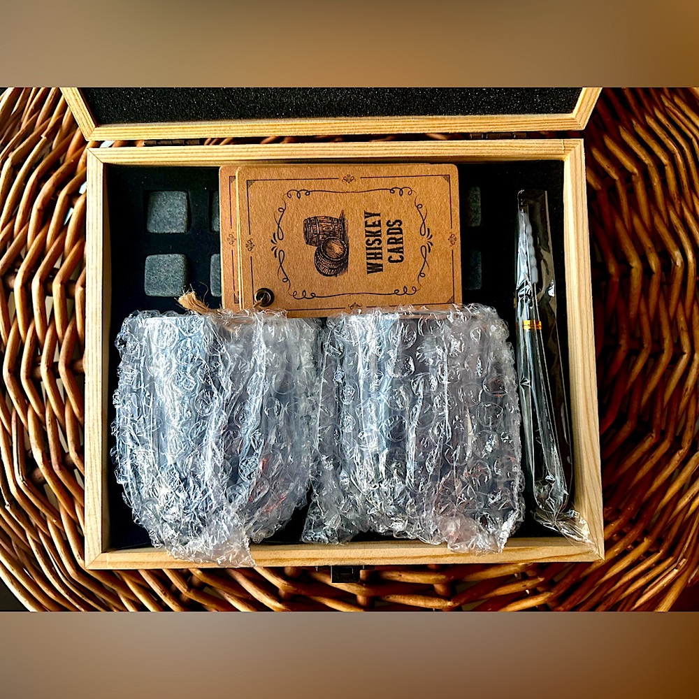NWT Fine Whiskey / Gift Set / OakSea / 2 Glasses / 8 Stone Cubes